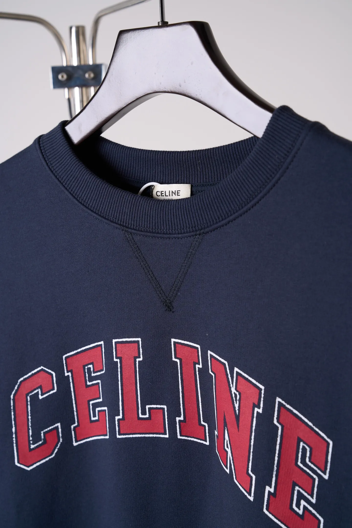 [Real auction] Celine/Céline Paris letter printed logo round neck sweatshirt (women's style) [In Stock] S M L custom-dyed densely woven fish scale sheared cotton material, fine and fluffy, soft and skin-friendly. The navy blue base color settles the retro tone, and the burgundy contrasting color evokes the college charm, gently interpreting the casual and free girl's posture. The iconic Celine Paris arch print is placed on the chest of the body, and the Retro school font is layered in contrasting colors, which is neat, full and powerful; the cuffs are embellished with exquisite hand-embroidered logos, which are low-key and hidden in the sleeves, and the light and dark echo each other. The soft dropped shoulders and loose fit take into account relaxation and neat lines. The moderate length flatters the body shape and creates a casual retro college girl silhouette. The style is evident in the details, relaxed yet refined, interpreting the retro accent of contemporary girls. 1. Imported machine embroidery technology uses advanced computer control systems and precision mechanical components to precisely create the iconic TRIOMPHE logo embroidery, with smooth and delicate lines and a full sense of sophistication. 2. Glue printing: Use glue liquid paint to print patterns on the fabric, and bake the fabric to fix the printed pattern. 3. Fermentation washing treatment: The fabrics have been fermentation washing, which makes the hand feel and texture better, is not easy to deform, shrink, and fade, and maintains long-term beauty and loose fit.